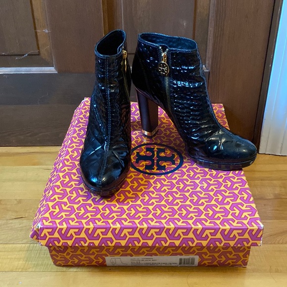 Tory Burch Leigh Black Patent Leather Croc Quilted Bootie Gold Hardware 9.5 - Picture 1 of 8